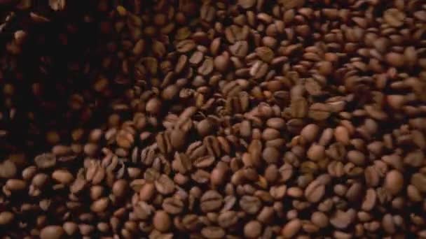 Zamknij Wideo Chłodzenia Świeżych Palonych Ziaren Kawy Pieczeni — Wideo stockowe