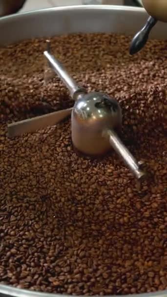 Dikey Video Işlemi Roasteride Kahve Çekirdeklerini Kavuruyor — Stok video
