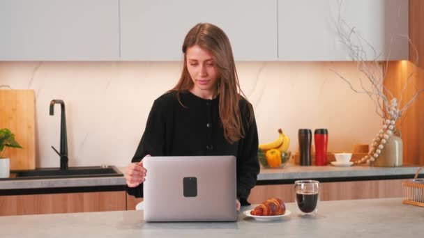 Footage Wanita Muda Membuka Laptop Meja Dapur — Stok Video