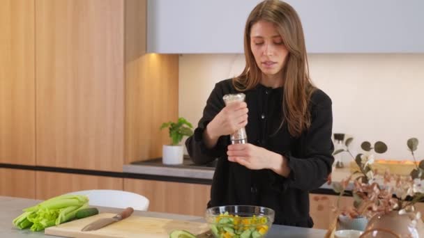 Genç Kadın Sağlıklı Sebze Salatası Hazırlıyor Kaseye Tuz Ekliyor — Stok video