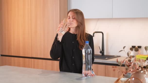 Video Mladé Ženy Pije Sklenici Vody Kuchyni — Stock video