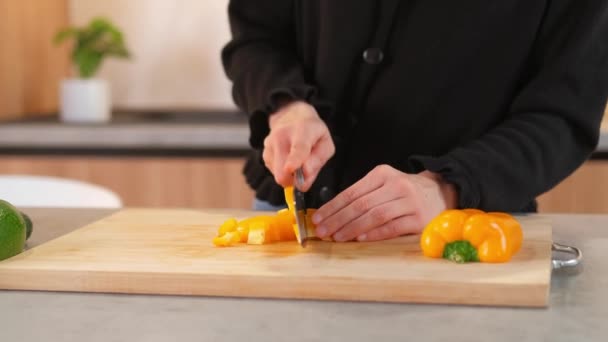 Close Video Woman Cutting Yellow Pepper Putting Bowl Salad Kitchen — Stock Video
