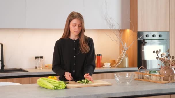 Mujer Joven Caucásica Preparando Ensalada Cocina Con Apio Pepino Pimiento Vídeos De Stock Sin Royalties Gratis