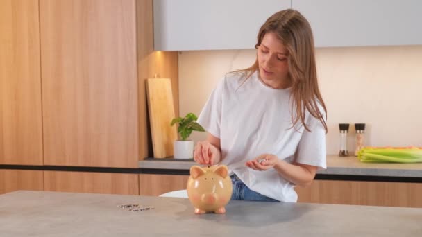 Βίντεο Του Νεαρού Χαρούμενα Χαμογελώντας Νεαρή Γυναίκα Βάλει Κέρματα Χρήματα — Αρχείο Βίντεο