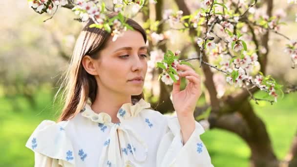 Närbild Video Ung Vacker Kvinna Luktar Mandel Blommande Blommor Fruktträdgården — Stockvideo