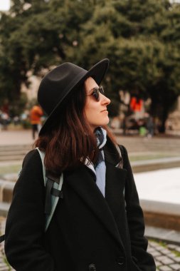 Soğuk havada İspanya 'ya seyahat ederken manzaranın tadını çıkaran kendinden geçmiş bir kadının açık hava çekimi..