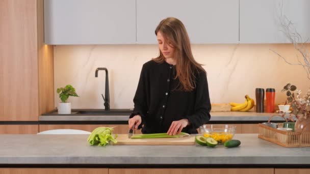 Jovem Mulher Cozinha Cortando Aipo Para Salada Saudável — Vídeo de Stock
