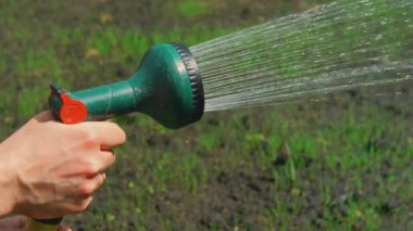 Bahçıvanın çimlere su püskürttüğü videoyu kapat..
