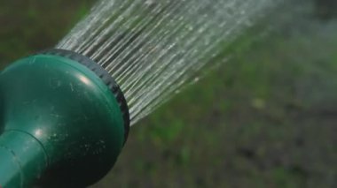 Bahçıvanın çimlere su püskürttüğü videoyu kapat..