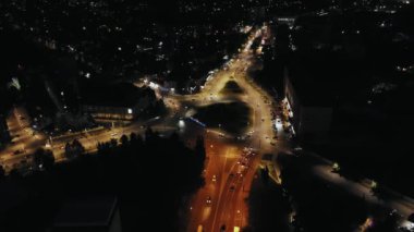 Gece boyunca şehrin caddelerinin üzerinde hava aracı videosu.