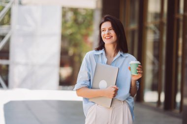 Neşeli genç bayan kahve almaya giderken işe ara vermiş..