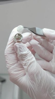 Laboratuvarda, eldiven takan eller maddelerin kesin kullanımı için cımbız kullanırlar, temizliği vurgularlar.