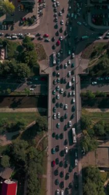 Kalabalık bir şehir kavşağında birden fazla şerit ve araçla hava görüntüsü trafik sıkışıklığını yakalıyor.