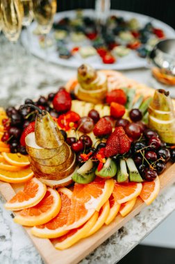 Dilimlenmiş meyve çeşitliliğinin yakın çekim görüntüsü bir partide güzelce düzenlenmiştir.