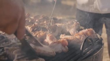 Açık alevlerin üzerinde ızgara yapan çeşitli etlerin yakın çekimi, yaz yemeklerinin ve açık hava yemeklerinin sergilenmesi