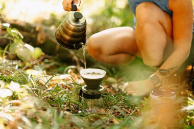 Doğanın zevkli sakinliğinin tadını çıkarıyorum. Bu arada ustalıkla açık havada bir fincan taze kahve demliyorum.