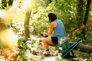 Genç bir insan dingin bir anın tadını çıkarırken canlı bir ormanın çarpıcı güzelliğine dalıyor.