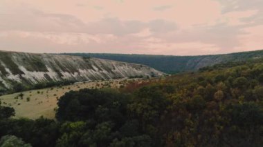Resimli bir gökyüzünün altında, verimli vadilerin ve yuvarlanan tepelerin huzurlu manzarası, doğal temalı görüntüler için mükemmel.