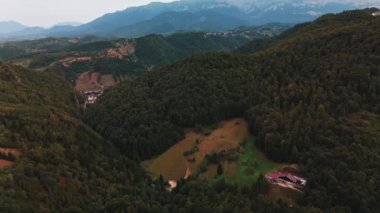 Nefes kesici bir hava görüntüsü, etrafını saran görkemli dağların sardığı yemyeşil vadiyi yakalıyor.