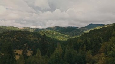 Bu çarpıcı manzara görkemli dağlar ve yemyeşil gökyüzü altında doğa severler için ideal.