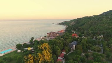 Nefes kesici bir hava çekimi, çarpıcı bir günbatımında huzurlu kıyı bölgesini yakalar. Gerçek güzellikleri gösterir.