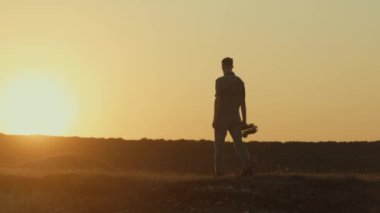 Büyüleyici bir günbatımına doğru seyahat eden bir bireyin silüeti, ilham verici iç gözlem ve sükunet.