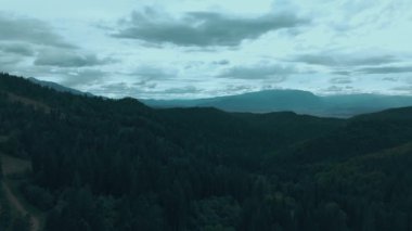 Sersemletici hava görüntüleri yemyeşil dağları ve bulutlu gökyüzünü yakalıyor, huzuru ve güzelliği çağrıştırıyor..