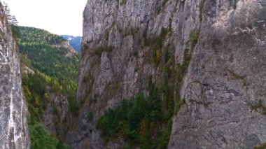 Huzurlu bir doğal ortamda yer alan canlı ormanların arasında yükselen nefes kesici uçurumları hissedin.