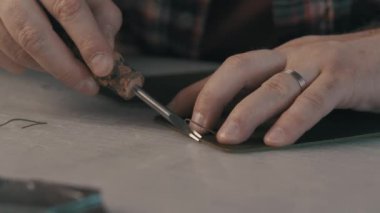 Çok yetenekli bir zanaatkar titizlikle özel araçlar ve kaliteli malzemeler kullanmanın ayrıntıları üzerinde çalışır.
