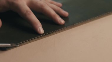 Deriyi titizlikle dikmek, zanaatkarlık ve detaylara dikkat çekmek için yakın plan çekimler..