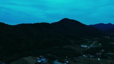 # Güzel, sakin bir manzara... #... görkemli dağları sergiliyor... #... derin mavi bir alacakaranlık gökyüzüne karşı.