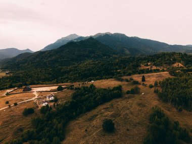 Nefes kesici bir hava manzarası sersemletici yeşil bir dağ manzarası sergiliyor. Yumuşak tepeler ve dağınık ağaçlarla.