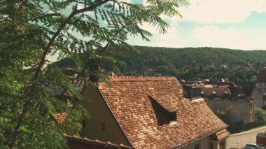 Huzurlu ve huzurlu bir köy manzarası. Huzurlu, görkemli çatılar ve yemyeşil tepeler.