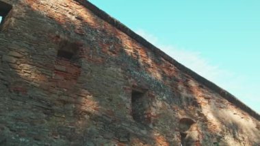 Köy dokusunu, zamansız ve ebedi güzelliğiyle belirgin bir şekilde sergileyen eski bir taş duvar.