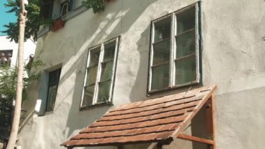 Çarpıcı yıpranmış bir bina güzel bir şekilde kırsal çekiciliğini ve büyüleyici klasik karakterini sergiliyor.