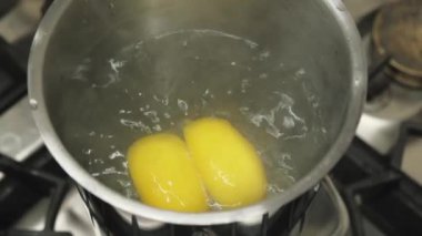 Suda taze patates kaynatmak ev yemeğinin gerçek özünü buharlı ve canlı renklerle yakalar.