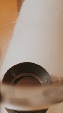 Kahve öğütücüsüne taze kahve doldurma görüntüsünü kapat..