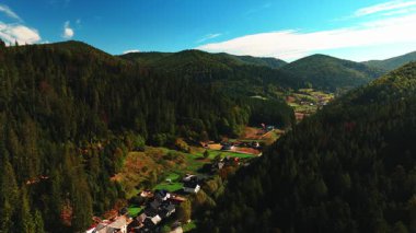 Havadan çekilen görüntüler, canlı yeşil ormanlarla çevrili görkemli dağlara kurulmuş huzurlu bir köy olduğunu gösteriyor.