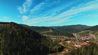Nefes kesici bir hava manzarası sergiliyor sakin bir köy güzel bir şekilde yemyeşil tepeler ve derin vadilerin arasına kurulmuş
