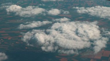 Kesinlikle çarpıcı bir hava manzarası güzel pofuduk bulutlar canlı yeşil alanlar üzerinde süzülüyor