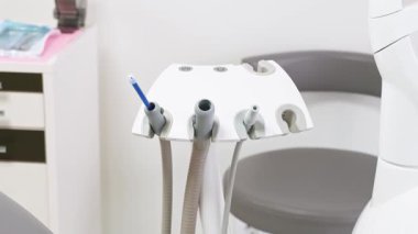 Bir diş kliniğinde titizlikle düzenlenmiş çeşitli diş aletlerinin yakın plan görüntüsü.