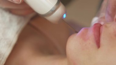 Özellikle yüz tedavilerini yenilemek için tasarlanmış en son ve en gelişmiş lazer teknolojisini deneyin.