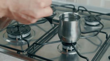 Şık bir fırın kahve demliği, gaz sobasında su ısıtarak zengin kahve demlemek için mükemmel hale getiriyor.