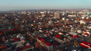 Çarpıcı hava manzarası modern ve geleneksel mimarinin büyüleyici bir karışımı ile çatıları sergiliyor.