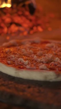 Zengin sosla kaplanmış taze pizza hamuru. Geleneksel bir fırında pişirilmeyi bekliyor.