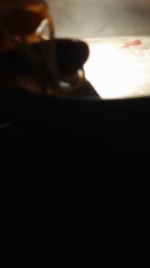 Muhtelif malzemelerle süslenmiş, fevkalade bir mutfak işçiliği sergilenen lezzetli bir makarna tenceresi.