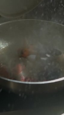 Lezzetli deniz ürünleri cızırtılı bir tavada yeni hazırlanıyor. Mutfak tutkusunun özünü güzel bir şekilde yakalıyor.