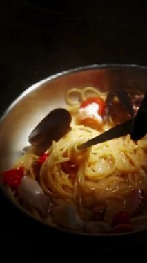 Lezzetli bir deniz ürünleri makarna tabağı taze, renkli malzemeler ve canlı renkler, onu karşı konulamaz kılıyor.