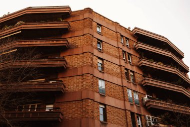 Bu çarpıcı bir konut binası. Cesur mimari sergileniyor. Eşsiz balkonları var.