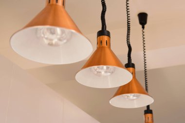 Modern bir dokunuşu olan şık kolye lambaları, onları her türlü şık ve zarif iç mekan için mükemmel kılıyor.